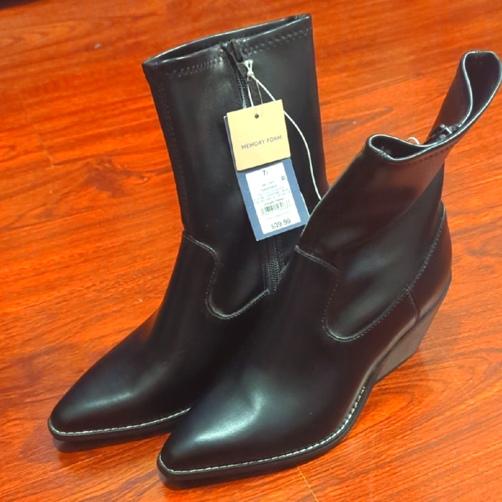 Universal Thread Black Ankle Boots with Memory Foam And Wedge Heel Size 7 1/2
